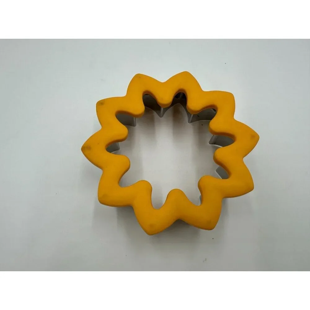 Cookie Cutter & Scraper Lot Wilton Comfort Grip Round (New) and more Pre-Owned